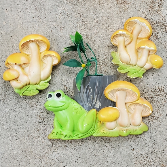 Chalkware Frog and Mushroom wall hanging - Picture 1 of 11